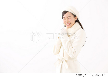 コートを着た若い女性 17387918