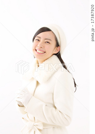 コートを着た若い女性 17387920