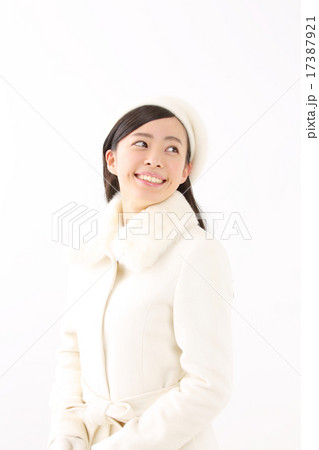 コートを着た若い女性 17387921