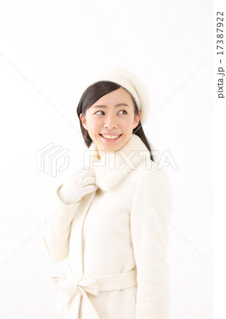 コートを着た若い女性 17387922