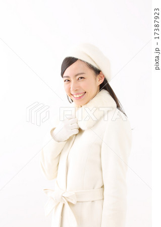 コートを着た若い女性 17387923