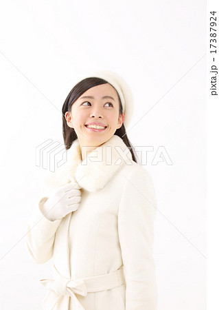 コートを着た若い女性 17387924