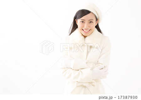 コートを着た若い女性 17387930