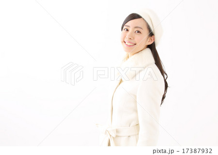 コートを着た若い女性 17387932