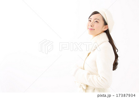 コートを着た若い女性 17387934