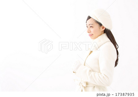 コートを着た若い女性 17387935