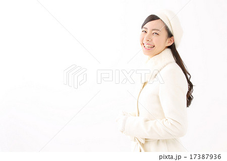 コートを着た若い女性 17387936