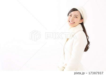 コートを着た若い女性 17387937