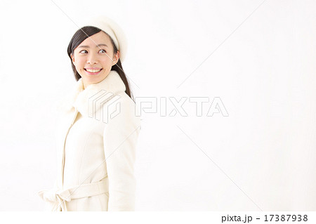 コートを着た若い女性 17387938