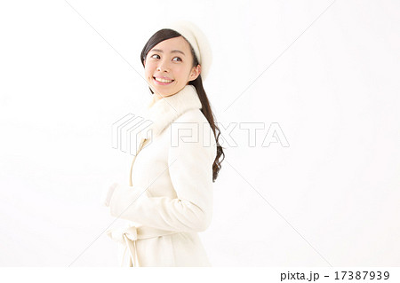 コートを着た若い女性 17387939