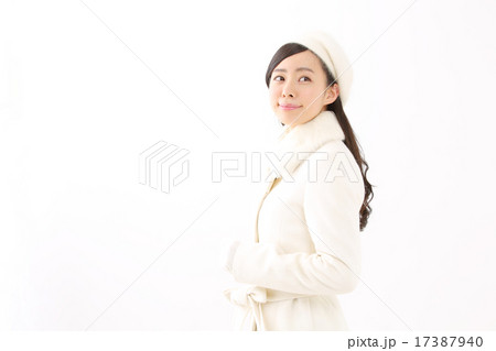 コートを着た若い女性 17387940