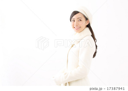コートを着た若い女性 17387941