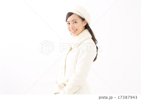コートを着た若い女性 17387943