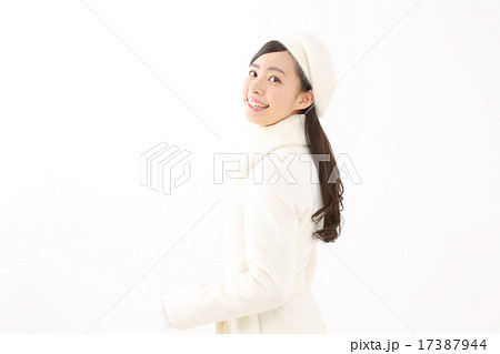 コートを着た若い女性 17387944