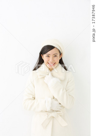 コートを着た若い女性 17387946