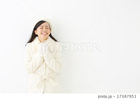 コートを着た若い女性 17387951
