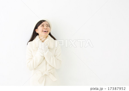 コートを着た若い女性 17387952