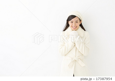 コートを着た若い女性 17387954
