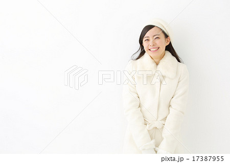コートを着た若い女性 17387955