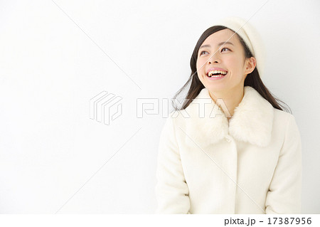 コートを着た若い女性 17387956