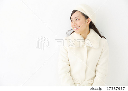 コートを着た若い女性 17387957