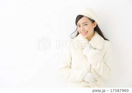 コートを着た若い女性 17387960