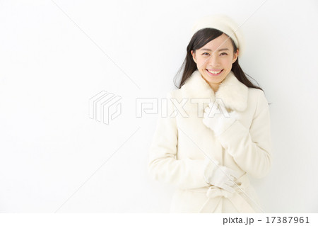 コートを着た若い女性 17387961