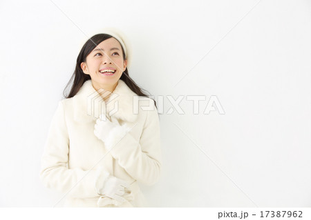 コートを着た若い女性 17387962