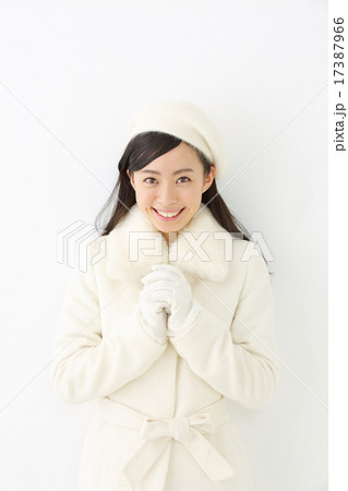 コートを着た若い女性 17387966