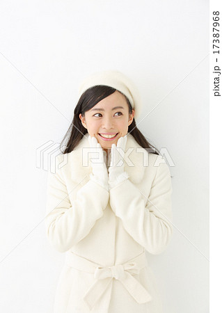 コートを着た若い女性 17387968