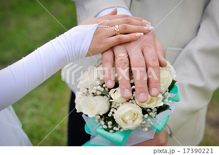 hand the bride and groom with rings hand the bride and groom with rings 17390221