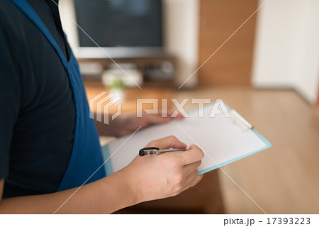 青いエプロンを着た家事代行業の男性スタッフ 青いエプロンを着た家事代行業の男性スタッフ 17393223