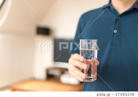 飲水を注いだグラスを持つ人物の手元 飲水を注いだグラスを持つ人物の手元 17393230