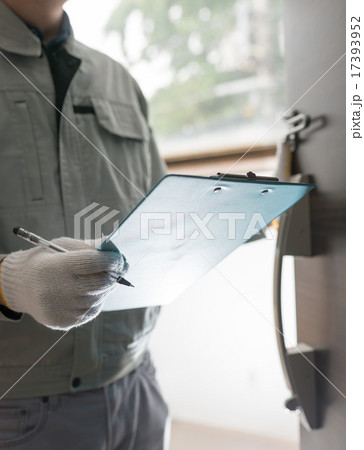 作業着を着て家庭を訪問する男性 作業着を着て家庭を訪問する男性 17393952