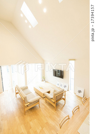 ソファとテレビのある明るいリビングルーム 17394157