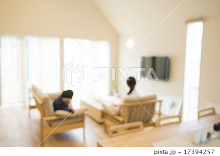 リビングルームでTVを見るカップル リビングルームでTVを見るカップル 17394257