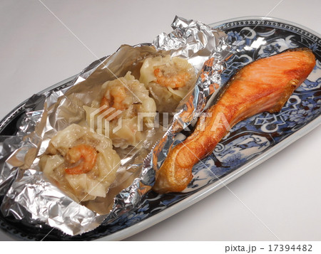 焼き魚と焼売 焼き魚と焼売 17394482