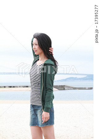 ロングの綺麗な若い女性 17395277