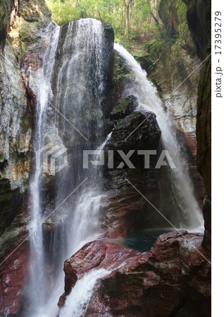 神秘的な雨竜の滝 17395279