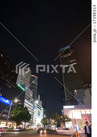 錦通から名古屋駅ビルを望む 夜景 錦通から名古屋駅ビルを望む 夜景 17396314