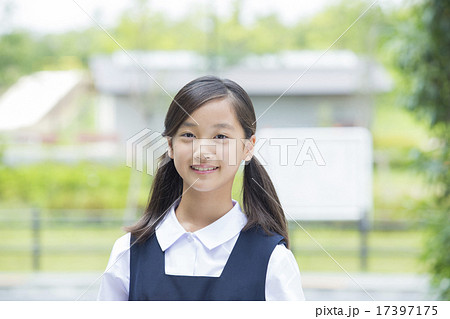 制服姿の中学生の女の子の写真素材