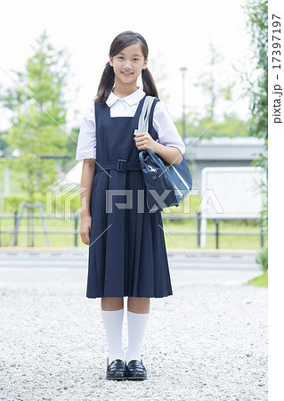 スマホを操作する制服姿の中学生の女の子の写真素材 [17397197] - PIXTA