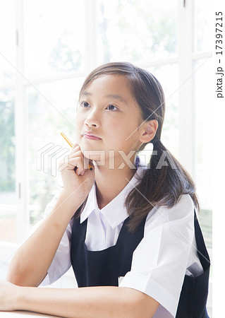 勉強をする制服姿の中学生の女の子 17397215