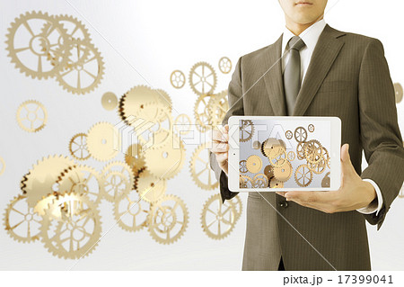 タブレットPCを持つビジネスマンイメージ　CG 17399041