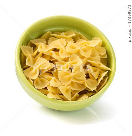pasta farfalle isolated on white 17399573