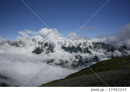 雲を纏った穂高連峰（撮影地：蝶ヶ岳ヒュッテ） 17402247