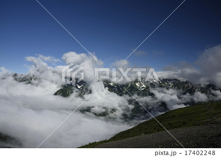 雲を纏った穂高連峰（撮影地：蝶ヶ岳ヒュッテ） 17402248