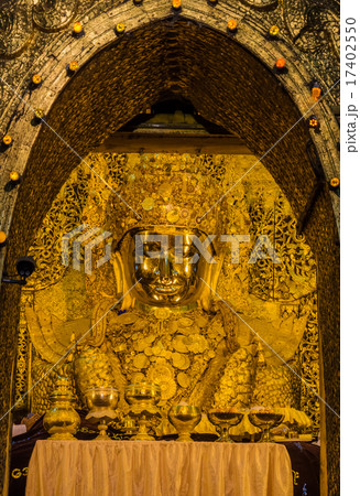 Mahamuni Buddha image in Mandalay, Myanmar Mahamuni Buddha image in Mandalay, Myanmar 17402550