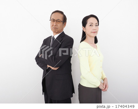 喧嘩しているシニア夫婦 喧嘩しているシニア夫婦 17404349