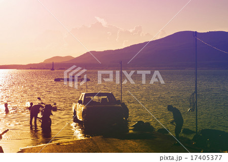 Silhouette vintage people in river 17405377
